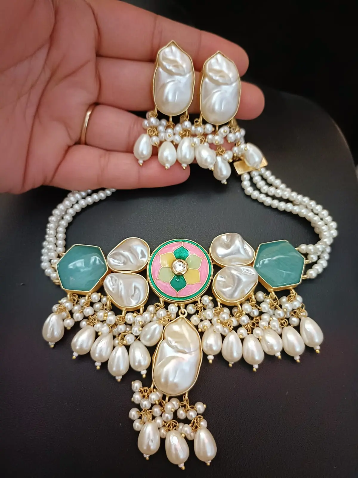 Handcrafted Kundan Choker Set thumbnail